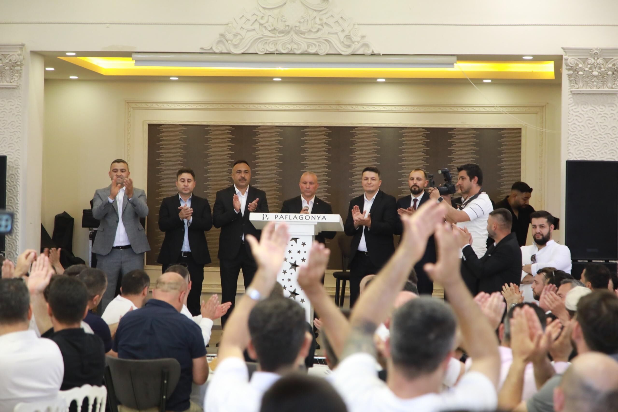 Madenci̇ Üzülmezde Kararini Erken Verdi̇ Tayfun Demi̇r 800 Madenci̇yle Şov Yapti (2)