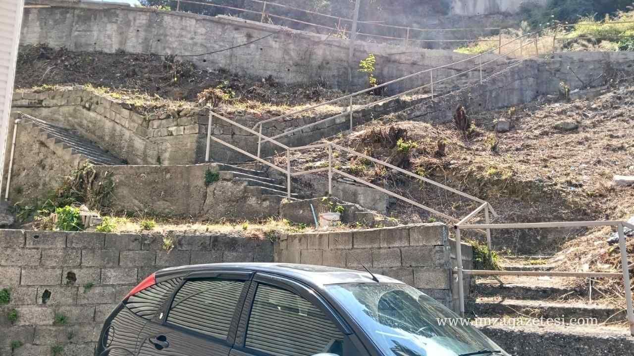 Kilimli'de Apartman Önünde Çöplük İsyanı Hem Kirlilik Hem Yangın Tehlikesi! Imza