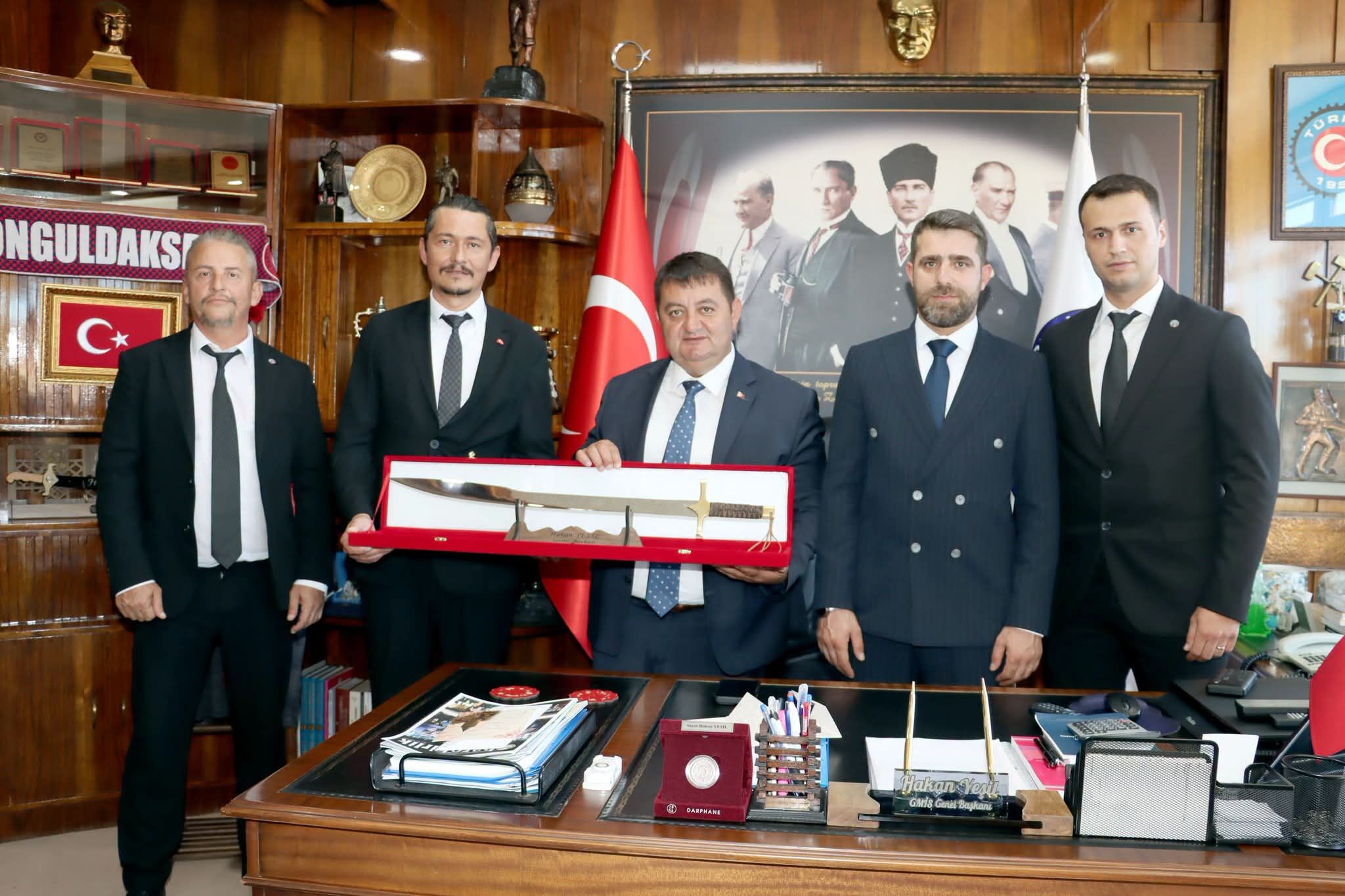 Gmi̇s Söğüt Şubesi’nden Genel Merkez’e Anlamlı Ziyaret Kuruluşun Simgesi Hediye Edildi (1)