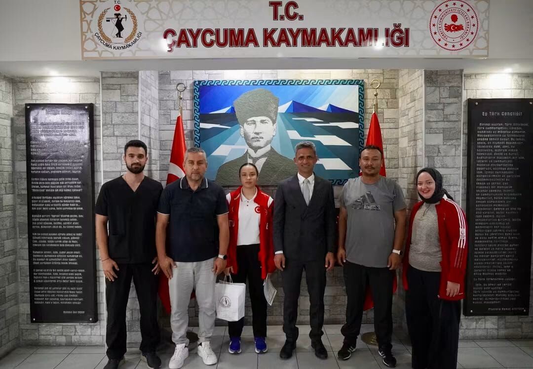 Uluslararası Taekwondo Şampiyonu Elif Oral’a Kaymakam Adem Kaya’dan Tebrik Ve Kabul İmza Gazetesi̇ (1)
