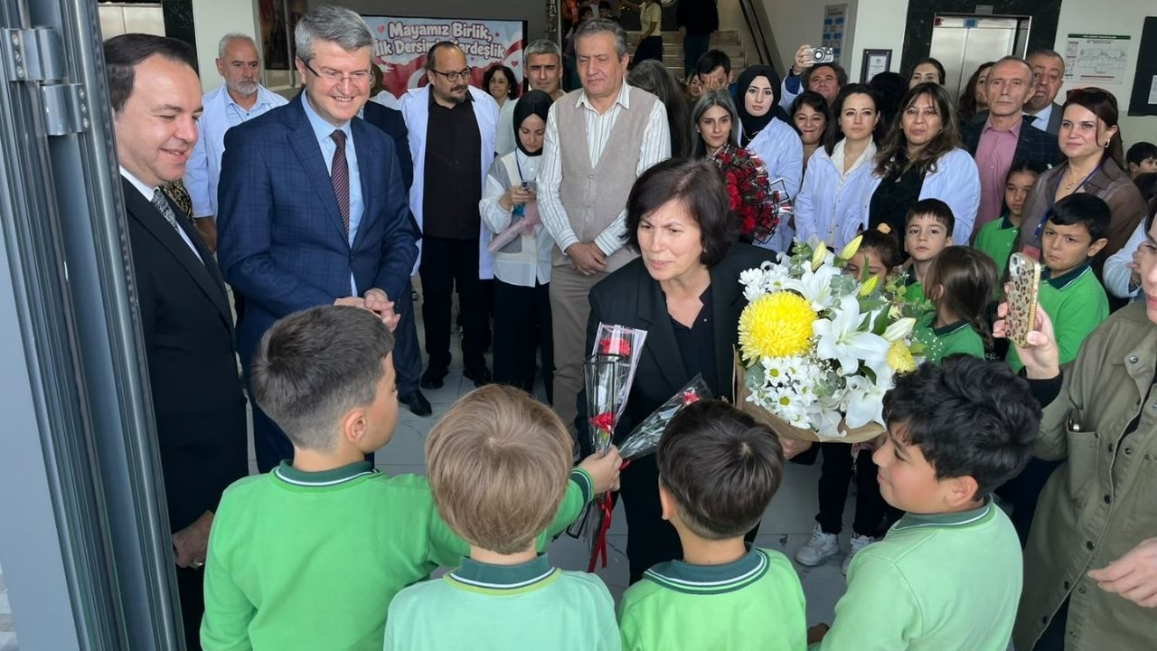 Zonguldak'ta 44 Yıllık Eğitim Yolculuğu Noktalandı: Hülya Öğretmen’e Duygu Dolu Veda